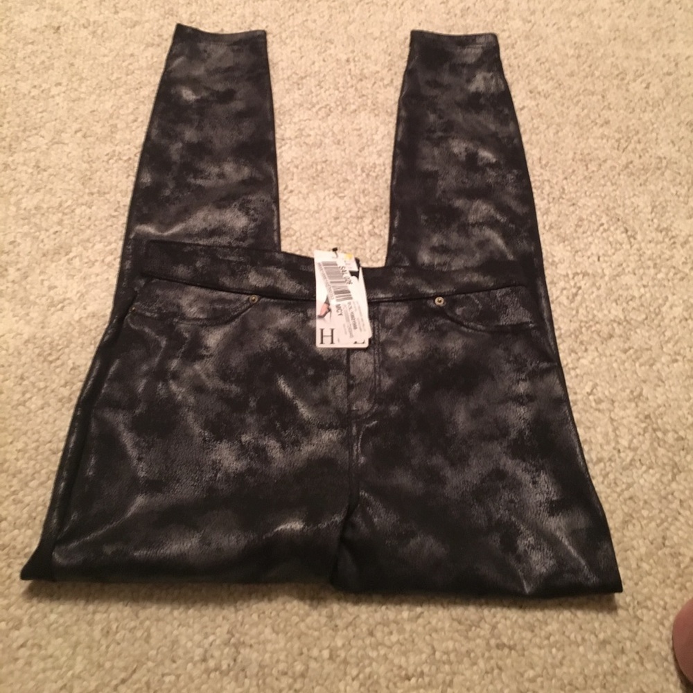 Hue sizes S,M & L metallic black leggings NWT - Picture 3 of 7